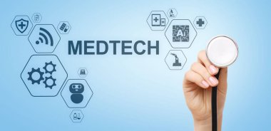 Tıbbi teknoloji bilgi entegrasyonu internet büyük veri konsepti sanal ekranda. Steteskoplu doktor..