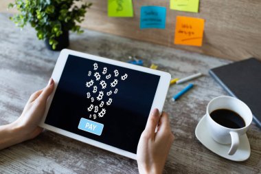 Bitcoin ödemesi aygıt ekranında, kripto para biriminde, engelleme zincirinde kabul edildi.