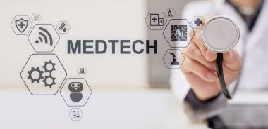 Tıbbi teknoloji bilgi entegrasyonu internet büyük veri konsepti sanal ekranda. Steteskoplu doktor..