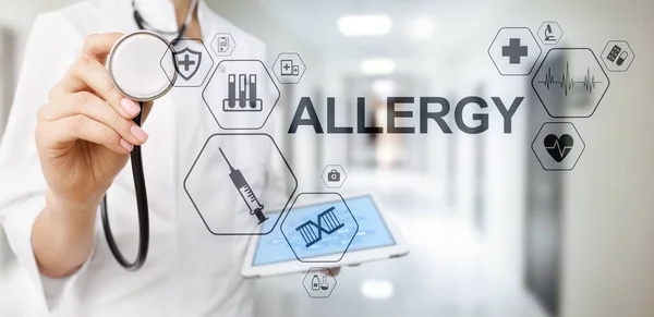 Diagnóstico de alergia concepto médico y sanitario Médico con estetoscopio . —  Fotos de Stock