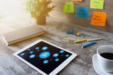 Ekranda iş süreci otomasyonu ve teknoloji kavramı.