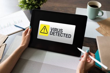 Virüs ekranda uyarı mesajı algıladı. Siber güvenlik ihlali. Veri koruması İnternet ve teknoloji kavramı.