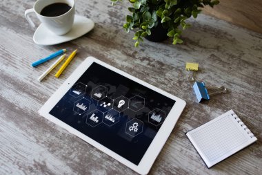 İş süreci kontrol paneli ve veri analiz monitörü cihaz ekranında grafik ve diyagramlarla. otomasyon kavramı.