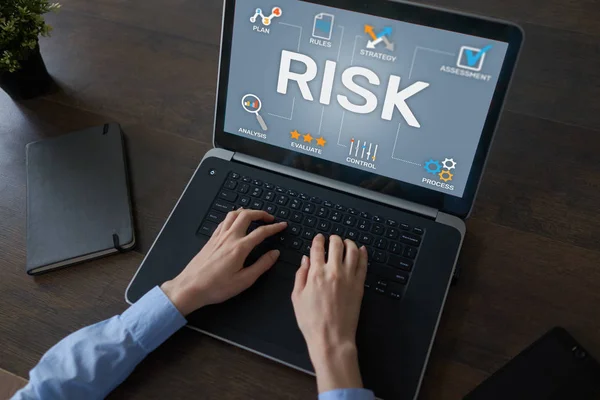 Gestión de riesgos concepto de negocio y tecnología en pantalla virtual. — Foto de Stock
