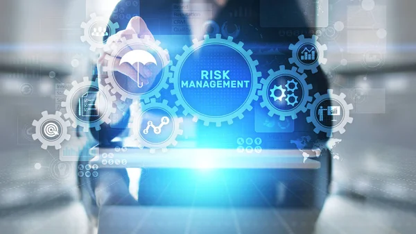 Zarządzanie ryzykiem prognozowanie oceny finansowej koncepcji biznesu na ekranie wirtualnym. — Zdjęcie stockowe