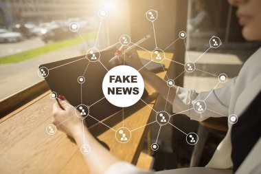 Sanal ekran üzerinde sahte haber uyarı.