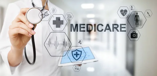 Concept médical sur écran virtuel. Soins de santé. Consultation médicale en ligne et bilan de santé, DME, DSE . — Photo