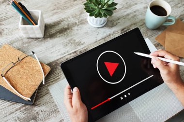 Aygıt ekranındaki video oynatıcı penceresi. İnternet pazarlama ve reklam kavramı.