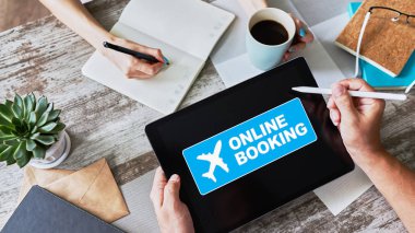 Cihaz ekranında online uçuş bileti rezervasyonu. İnternet ve teknoloji kavramı.