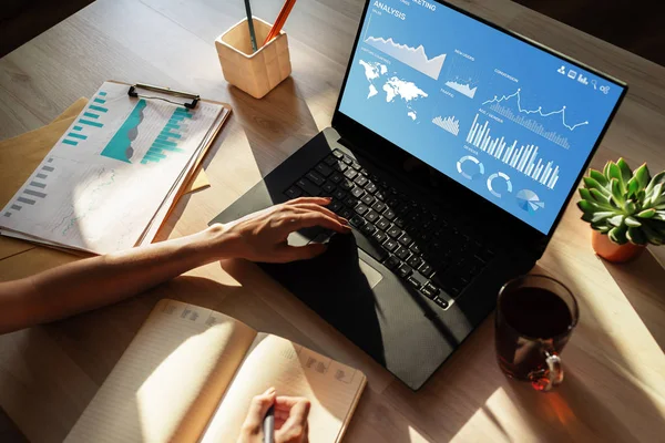 Panel de estrategia de marketing digital en la pantalla. — Foto de Stock