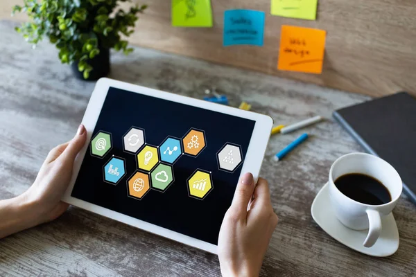 Färgade program ikoner på skärmen enhet. Affärs-, Internet- och teknikkoncept. — Stockfoto