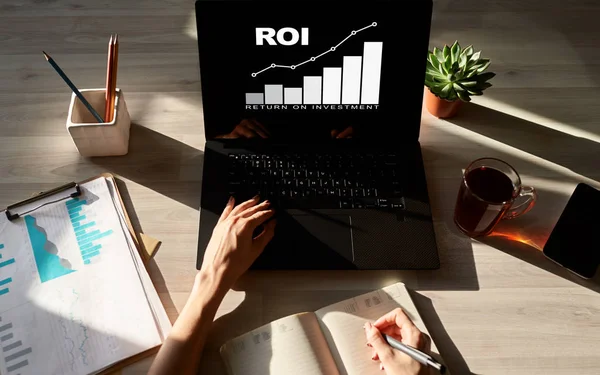 ROI, Retorno de la inversión, Concepto empresarial y financiero. — Foto de Stock