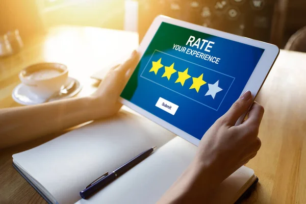 Bewertung Customer Experience Review. Service und Kundenzufriedenheit. Bewertung: fünf Sterne. Geschäfts- und Technologiekonzept. — Stockfoto