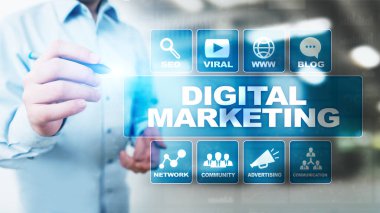 Dijital pazarlama, çevrimiçi reklam, SEO, SEM, SMM. İş ve İnternet kavramı.