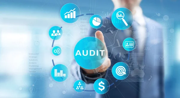 Auditoría - examen financiero oficial para las empresas como concepto en la pantalla virtual . —  Fotos de Stock
