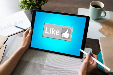 Ekrandaki düğme gibi. SMM, Sosyal medya pazarlama kavramı.