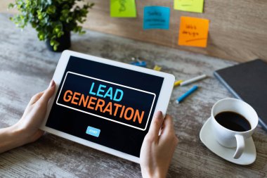 Öncü üretim başlatma düğmesi ekranda. Dijital pazarlama ve iş stratejisi kavramı.