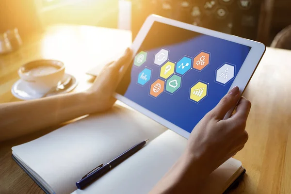 Icone delle applicazioni colorate sullo schermo del dispositivo. Business, Internet e tecnologia. — Foto Stock