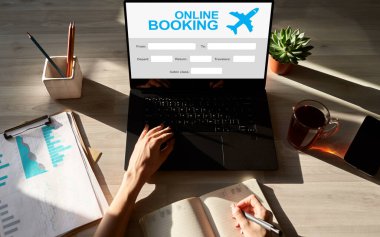 Cihaz ekranında çevrimiçi uçuş rezervasyon hizmeti formu.