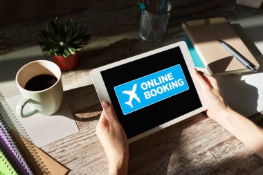 Cihaz ekranında online uçuş bileti rezervasyonu. İnternet ve teknoloji kavramı.