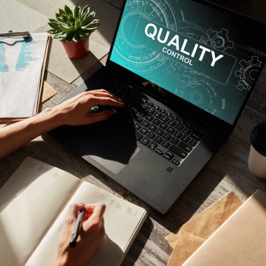 Aygıt ekranında kalite kontrol kavramı. İş ve teknoloji kavramı.