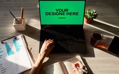 Laptop, Notebook, tablet pc Mockup yeşil krom anahtar arkaplanlı ekran ve tasarımınızı buraya metin Boşalt.