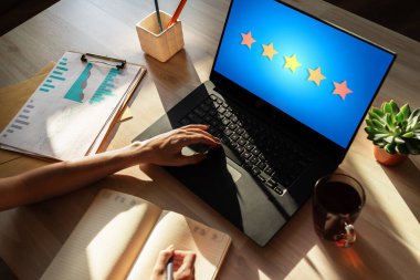 Müşteri memnuniyeti, geri bildirim, eleştiri. Aygıt ekranında yıldız simgesi.