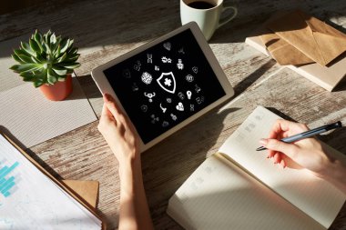 Modern tıbbi teknoloji ve çevrimiçi tıp çözümleri. Sağlık ve internet konsepti.