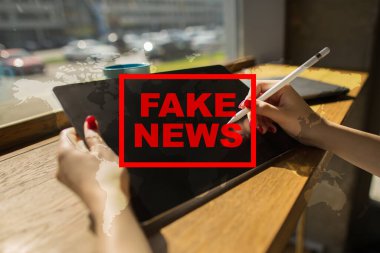 Sanal ekran üzerinde sahte haber uyarı.