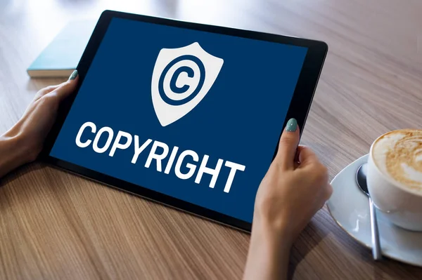 화면에 저작권 아이콘이 나와 있습니다. 특허 법과 지적 재산권. 사업, 인터넷 및 과학 기술의 개념. — 스톡 사진