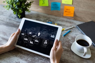 İş süreci kontrol paneli ve veri analiz monitörü cihaz ekranında grafik ve diyagramlarla. Yenilik kavramı.