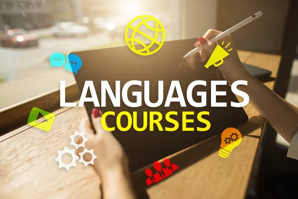 Taalcursus/taalreizen, Online leren, Engels Sjoel, E-learning concept op virtueel scherm. — Stockfoto