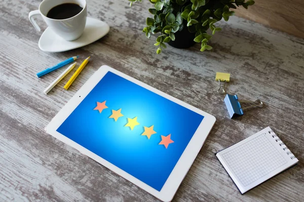 Zkušenosti zákazníků spokojenost, zpětná vazba, recenze. Ikona Hvězdy na obrazovce zařízení. — Stock fotografie