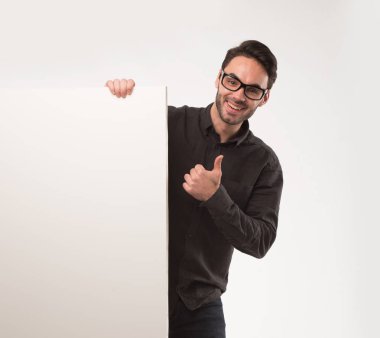 Sunu gösterilen, afiş üzerinde gri arka plan üzerinde işaret mutlu delikanlı