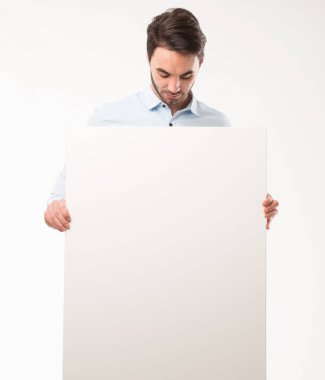 Sunu gösterilen, afiş üzerinde gri arka plan üzerinde işaret mutlu delikanlı