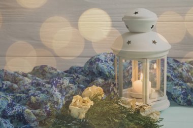 Beyaz fener ve kurutulmuş güller