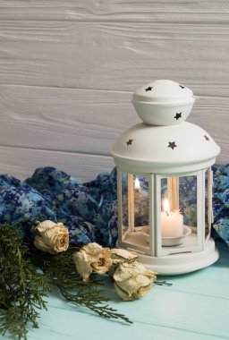 Beyaz fener ve kurutulmuş güller