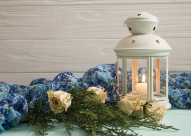 Beyaz fener ve kurutulmuş güller