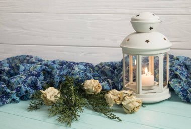 Beyaz fener ve kurutulmuş güller