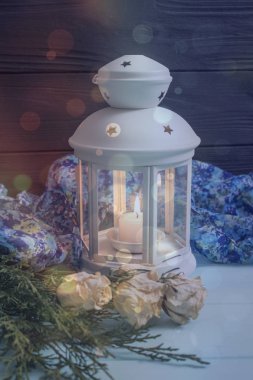 Beyaz fener ve kurutulmuş güller