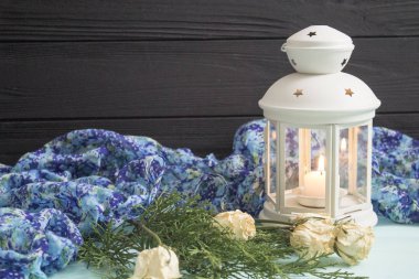 Beyaz fener ve kurutulmuş güller