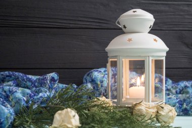 Beyaz fener ve kurutulmuş güller