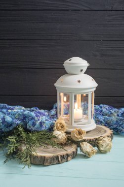 Beyaz fener ve kurutulmuş güller