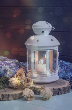 Beyaz fener ve kurutulmuş güller