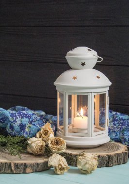 Beyaz fener ve kurutulmuş güller