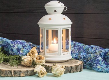 Beyaz fener ve kurutulmuş güller