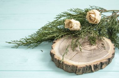 Kurutulmuş güller, ardıç dalları ve kesim ahşap 