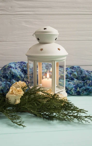 Beyaz fener ve kurutulmuş güller