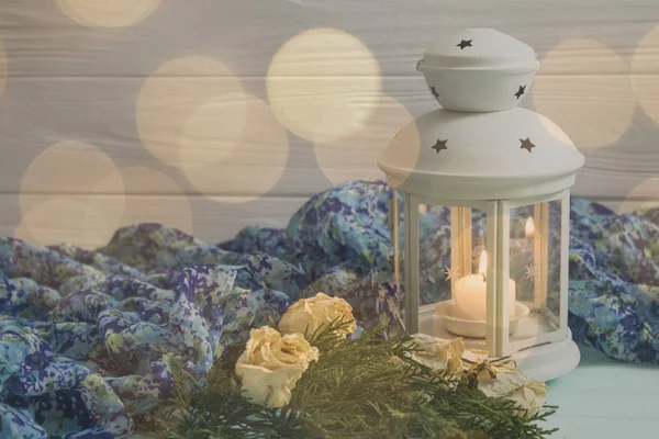 Beyaz fener ve kurutulmuş güller