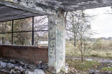 terk edilmiş bir bina cephe.